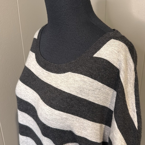 Vince Women’s Medium Stripe Sleeveless Tunic Cashmere Sweater Black Gray - Picture 2 of 7